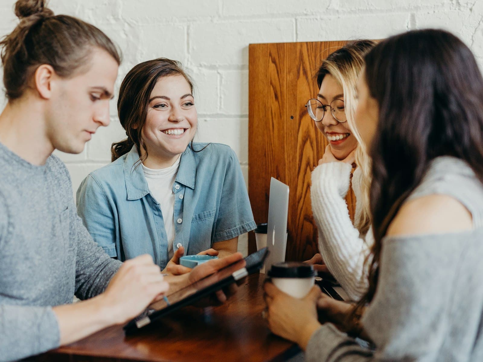 Élève consultant un programme scolaire en ligne